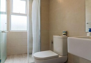 A bathroom with a toilet, a shower, and a bathtub. - Windmill Upon Hills By Rapi (Genting Highlands)