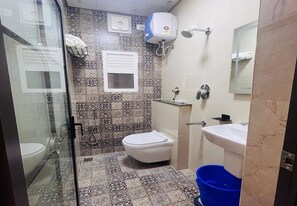 Deluxe Double or Twin Room | Bathroom