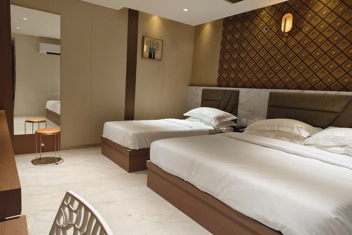Deluxe Triple Room | Desk, laptop workspace, iron/ironing board, free WiFi