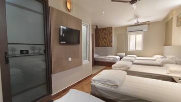 Quarto família | Escrivaninha, espaço de trabalho para notebook, Wi-Fi de cortesia