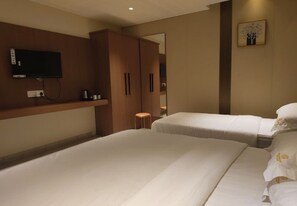 Deluxe Triple Room | Wardrobe - Giri Comfort (Tiruvannamalai)