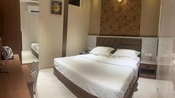 Deluxe Double or Twin Room | Desk, laptop workspace, soundproofing, free WiFi