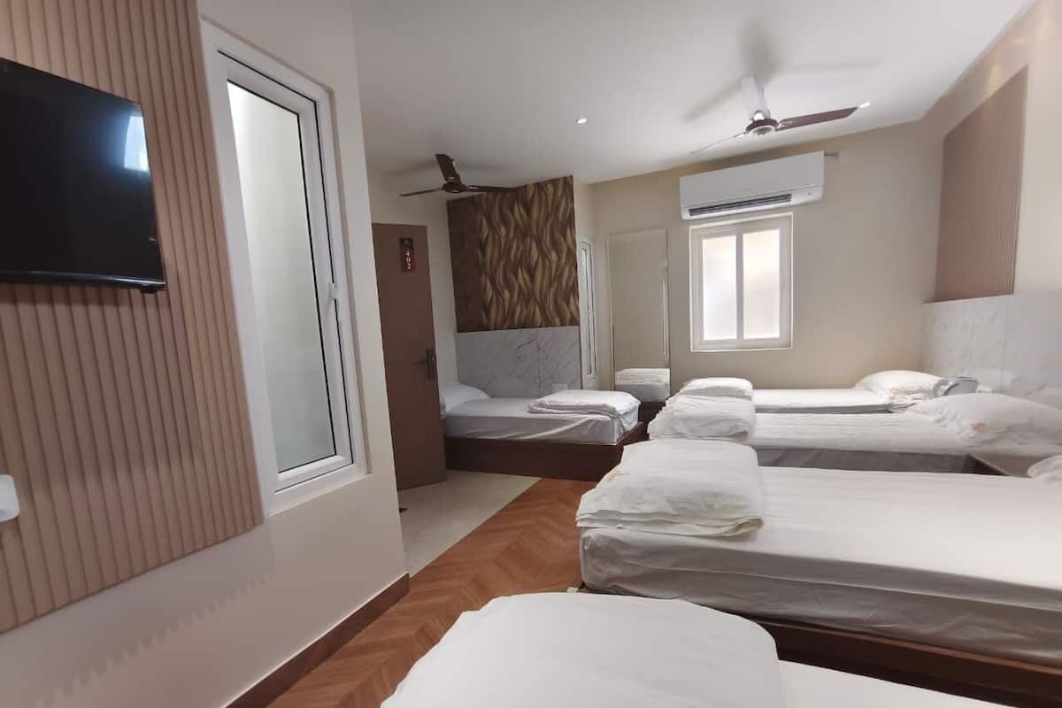 Family Room | Desk, laptop workspace, iron/ironing board, free WiFi