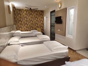 Escritorio, espacio para trabajar con laptop y wifi gratis 