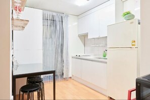 Room - Seoul Full House/Hongdae Entrance Sta.Exit 7. Party room. Big House. Two Rooms. (Seoul)