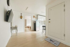 Unclassified image, 3 of 3, button - Seoul Full House/Hongdae Entrance Sta.Exit 7. Party room. Big House. Two Rooms. (Seoul)