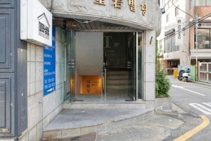 Unclassified image, 2 of 3, button - Seoul Full House/Hongdae Entrance Sta.Exit 7. Party room. Big House. Two Rooms. (Seoul)