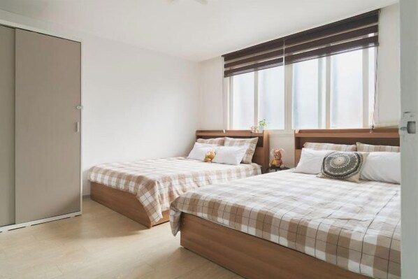 Room - Seoul Full House/Hongdae Entrance Sta.Exit 7. Party room. Big House. Two Rooms. (Seoul)