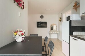Room - Seoul Full House/Hongdae Entrance Sta.Exit 7. Party room. Big House. Two Rooms. (Seoul)