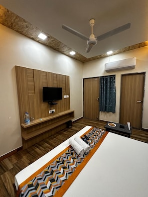 Deluxe Double Room, City View | Free WiFi, bed sheets