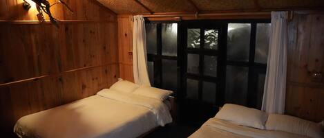 Escritorio, espacio para trabajar con laptop y wifi gratis