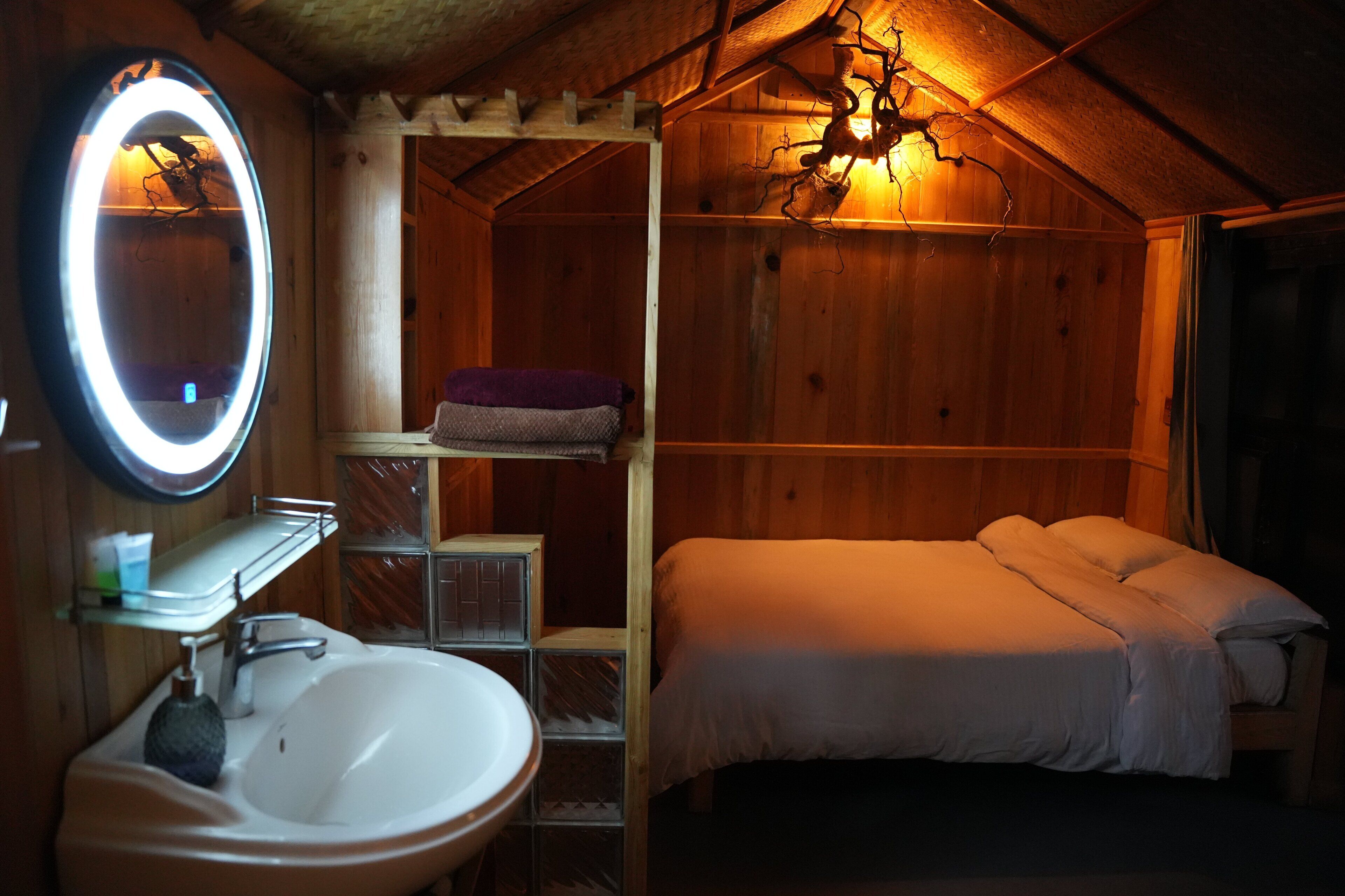 Desk, laptop workspace, free WiFi