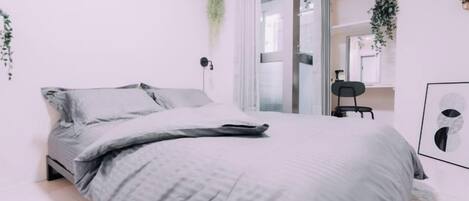 Une chambre à coucher avec un lit, un bureau et une chaise.
