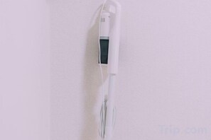 Bathroom amenities - Minimalist Loft 8: Namba Compact Studio & 24/7 Gym (Osaka)