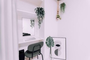 Room - Minimalist Loft 8: Namba Compact Studio & 24/7 Gym (Osaka)