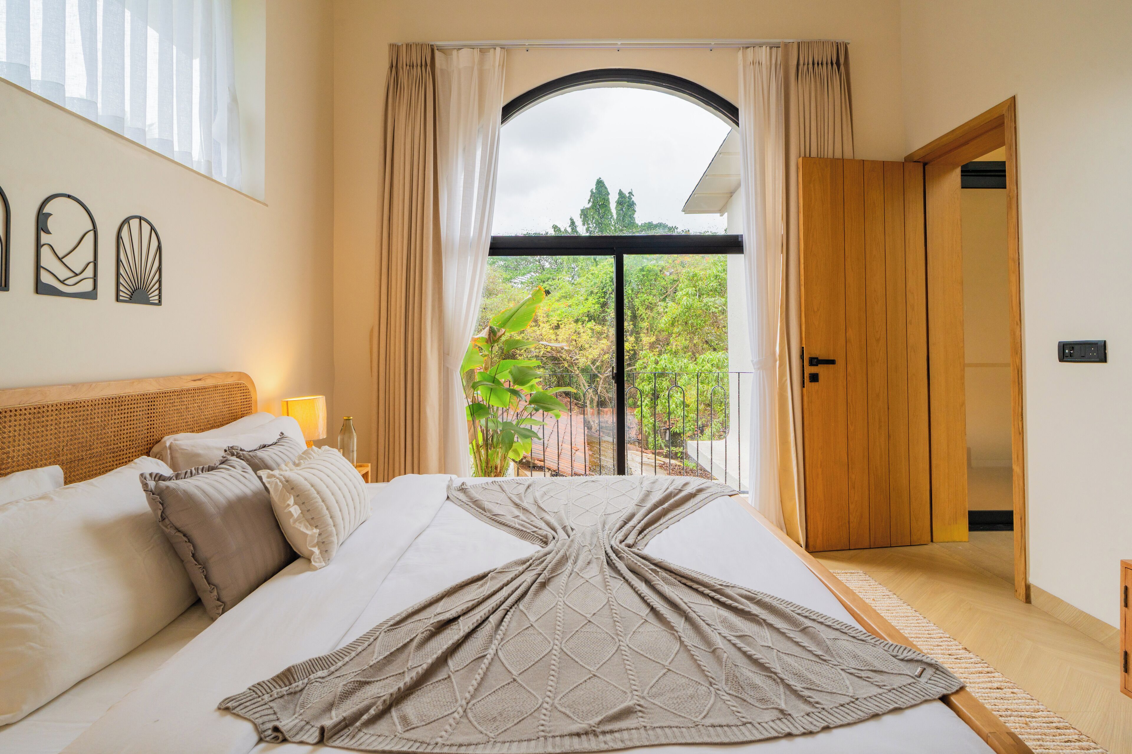 4 habitaciones, tabla de planchar con plancha, wifi y ropa de cama 