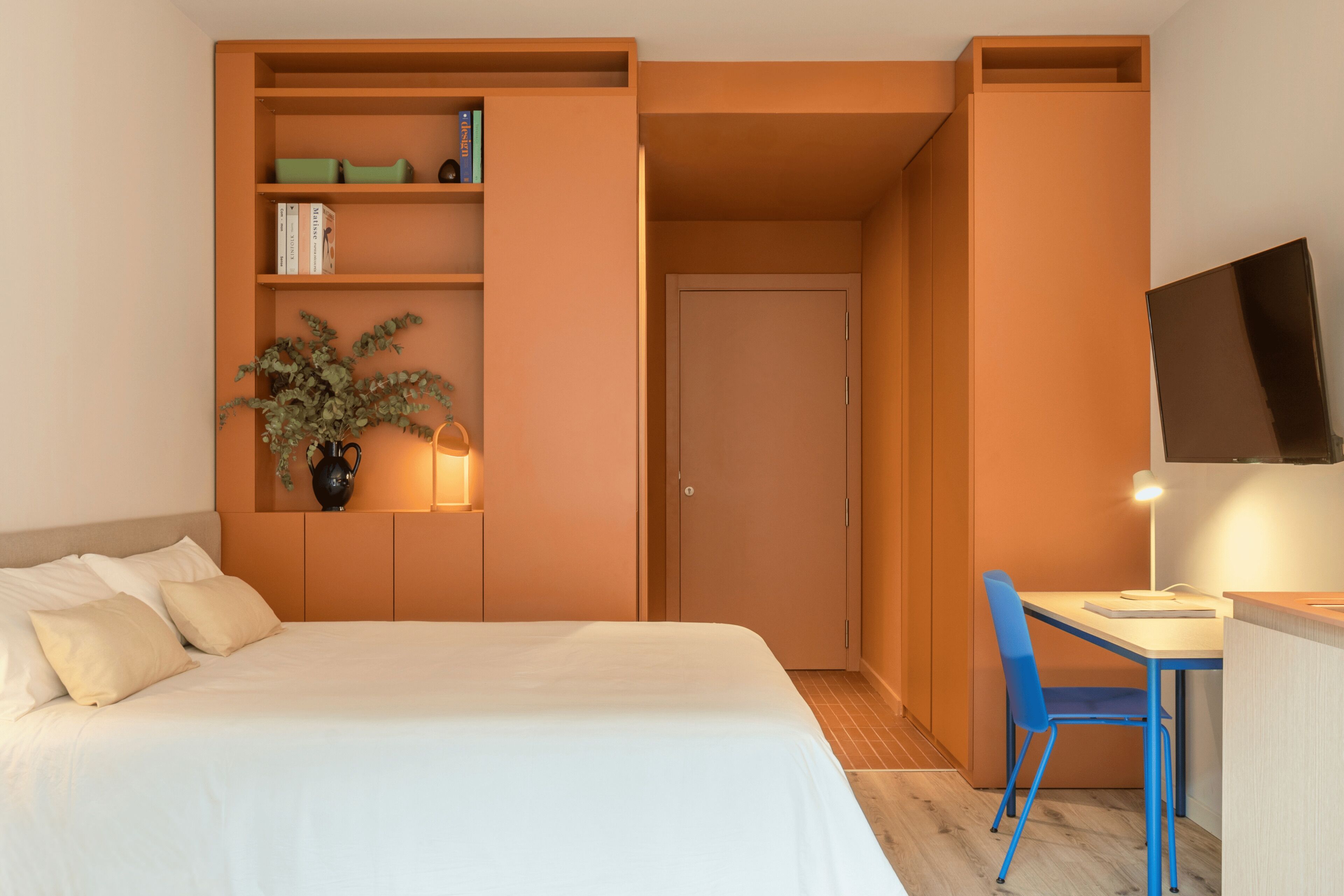 Studio – basic, 1 queensize-seng, balkong | Safe på rommet, skrivebord og skrivebord for bærbar PC