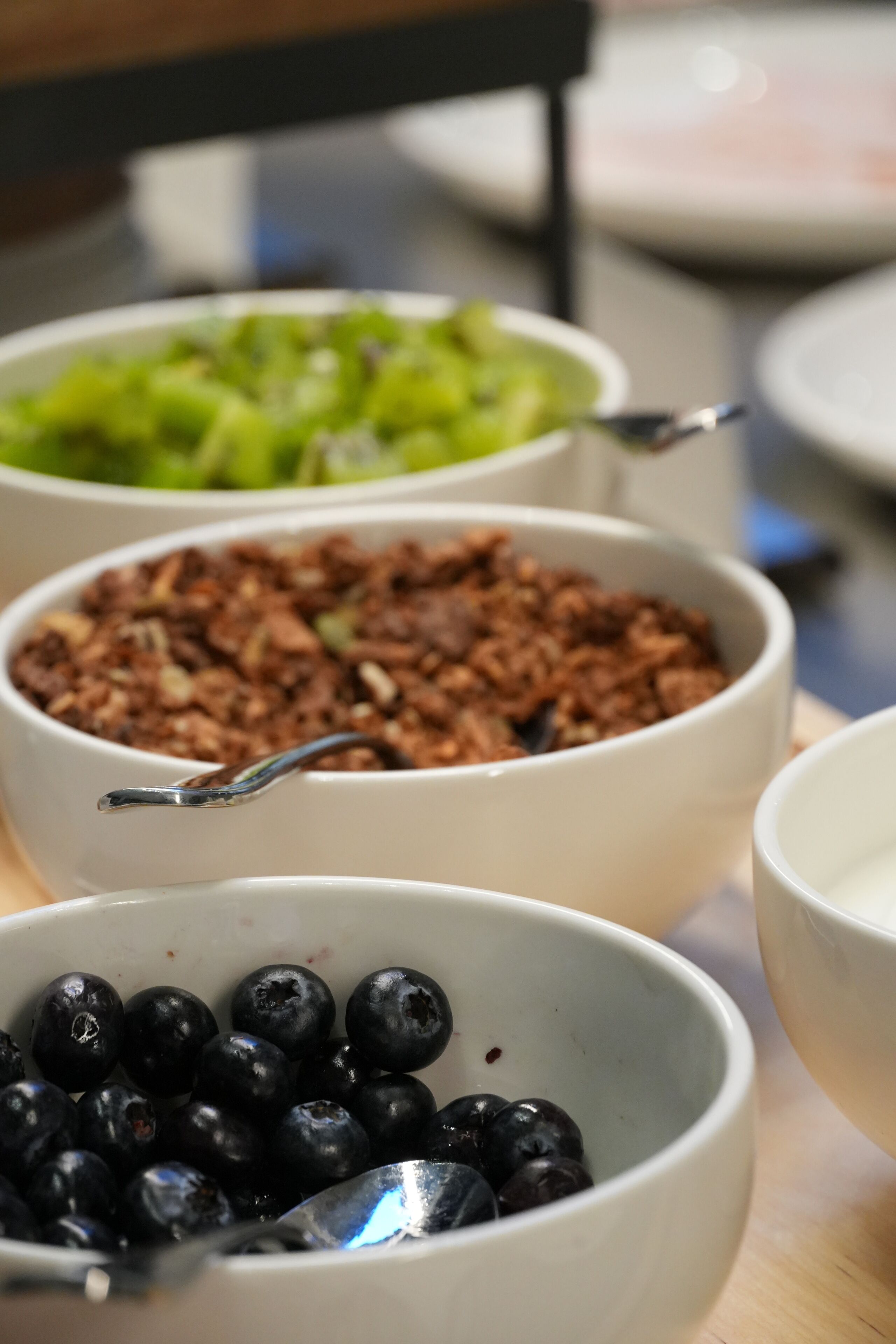 Bowls of food on a table.