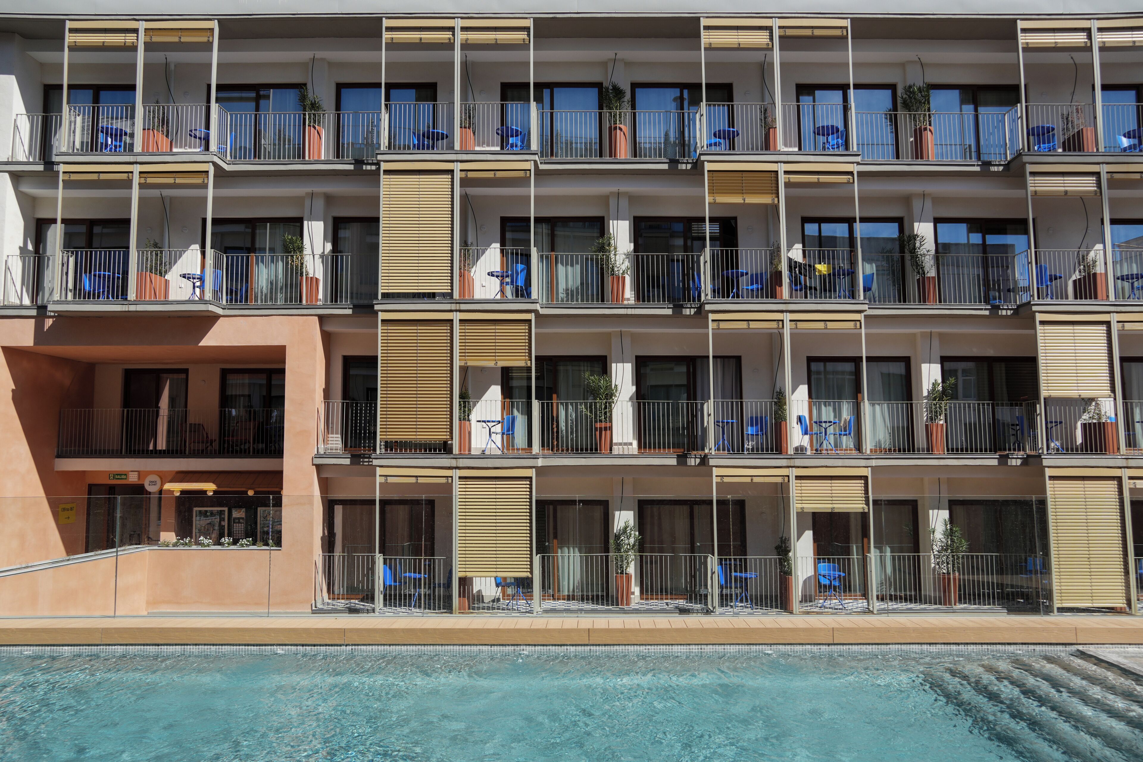 สระว่ายน้ำกลางแจ้งเปิดตามฤดูกาล