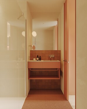 Basic-rum - 1 dubbelsäng | Badrum | Dusch, hårtork, handdukar och tvål