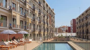 Una piscina al aire libre de temporada