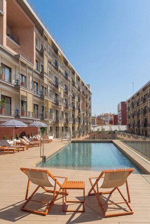 Una piscina al aire libre de temporada