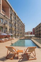 Una piscina al aire libre de temporada