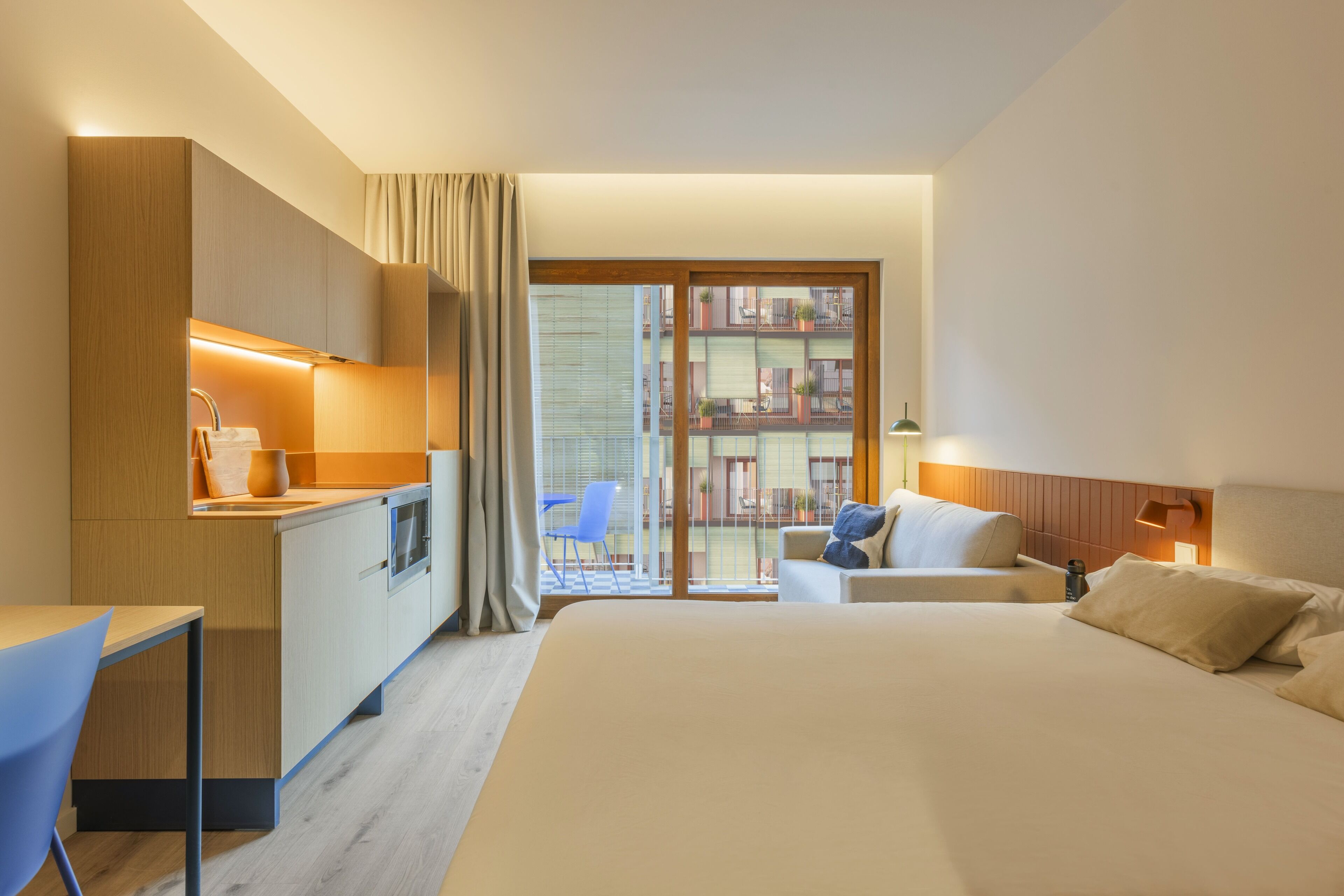 Safe på rommet, skrivebord og skrivebord for bærbar PC