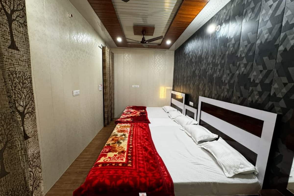 Gallery Room | Free WiFi, bed sheets
