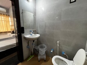 Ducha, cabezal de ducha tipo lluvia, toallas y jabón