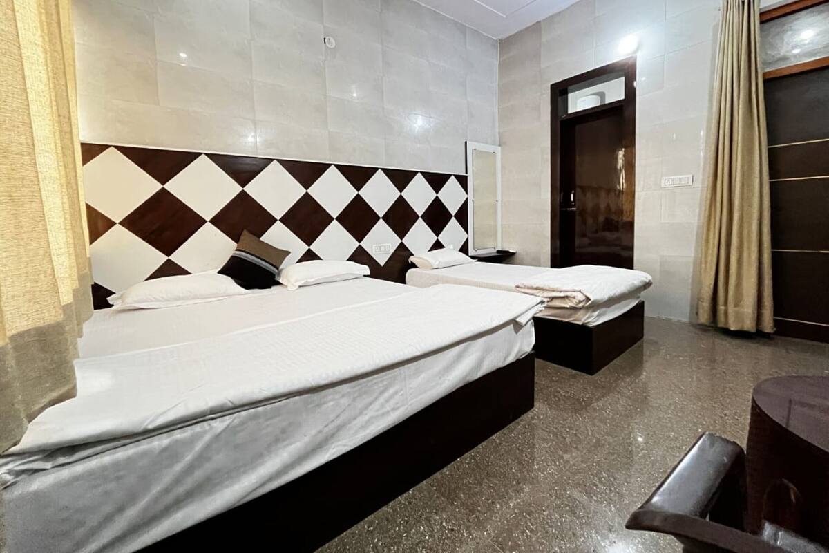 Standard Triple Room, Balcony | Free WiFi, bed sheets