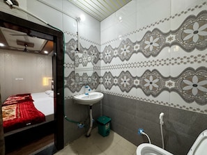 Gallery Room | Bathroom | Shower, rainfall showerhead, towels, soap