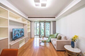Căn hộ Superior, 1 phòng ngủ, bếp, quang cảnh thành phố | Phòng khách | Smart TV