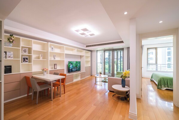 Superior Apartment, 1 Bedroom, Kitchen, City View | Living room | Smart TV