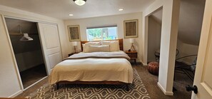 3 chambres, bureau, fer et planche à repasser, lit parapluie