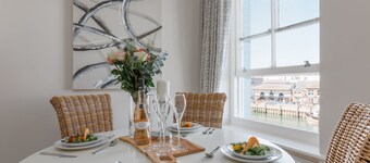 Harbour Vista - Quayside apartment for four