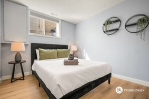 1 dormitorio, escritorio, tabla de planchar con plancha y wifi