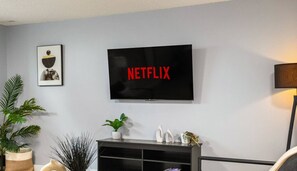 Una televisión, libros, una oficina