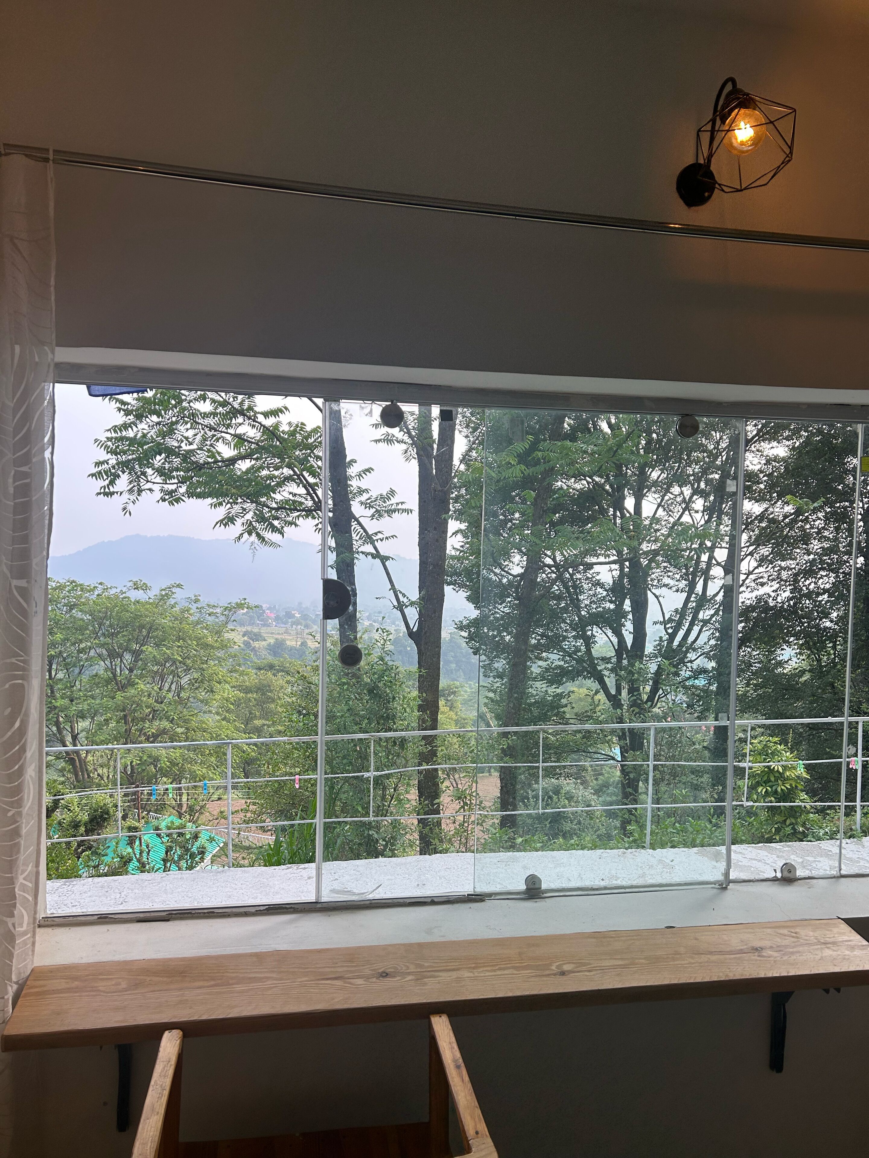 Camera doppia, vista valle | Una scrivania, postazione laptop, tende oscuranti, ferro/asse da stiro