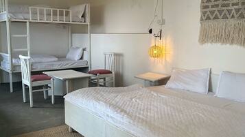 Kahden hengen huone, näköala laaksoon | Työpöytä, kannettavalle tietokoneelle sopiva työtila, pimennysverhot