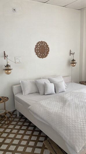 Schreibtisch, laptopgeeigneter Arbeitsplatz, Verdunkelungsvorhänge