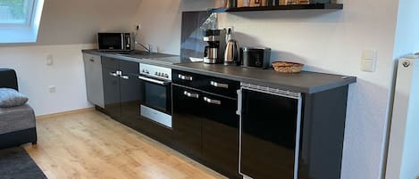 Refrigerador, microondas, horno y parrilla de estufa