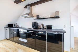 ثلاجة، ميكروويف، فرن، موقد طهي مسطح