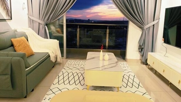A living room with a sofa, a coffee table, and a TV. - Apartment kulai (Kulai)