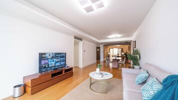 Superior-Apartment, 2 Schlafzimmer, Küche, Stadtblick | Wohnzimmer