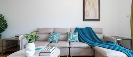 Superior Apartment, 2 Bedrooms, Kitchen, City View | Living room | Smart TV