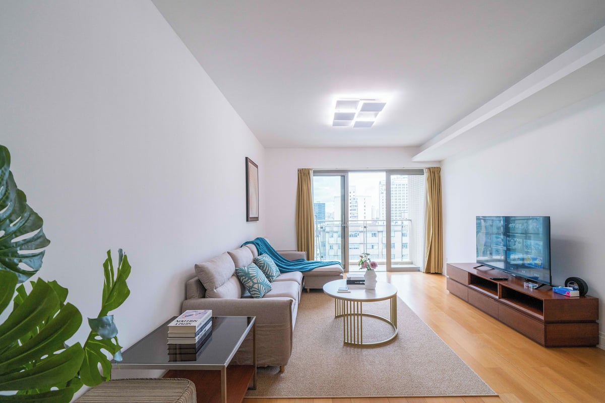 Superior Apartment, 2 Bedrooms, Kitchen, City View | Living room | Smart TV