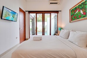 Villa, terrasse, bassengutsikt | Safe på rommet, wi-fi (inkludert) og sengetøy