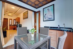 Villa, terras, uitzicht op zwembad | Dineerruimte