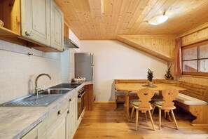 Fridge, oven, stovetop, dishwasher